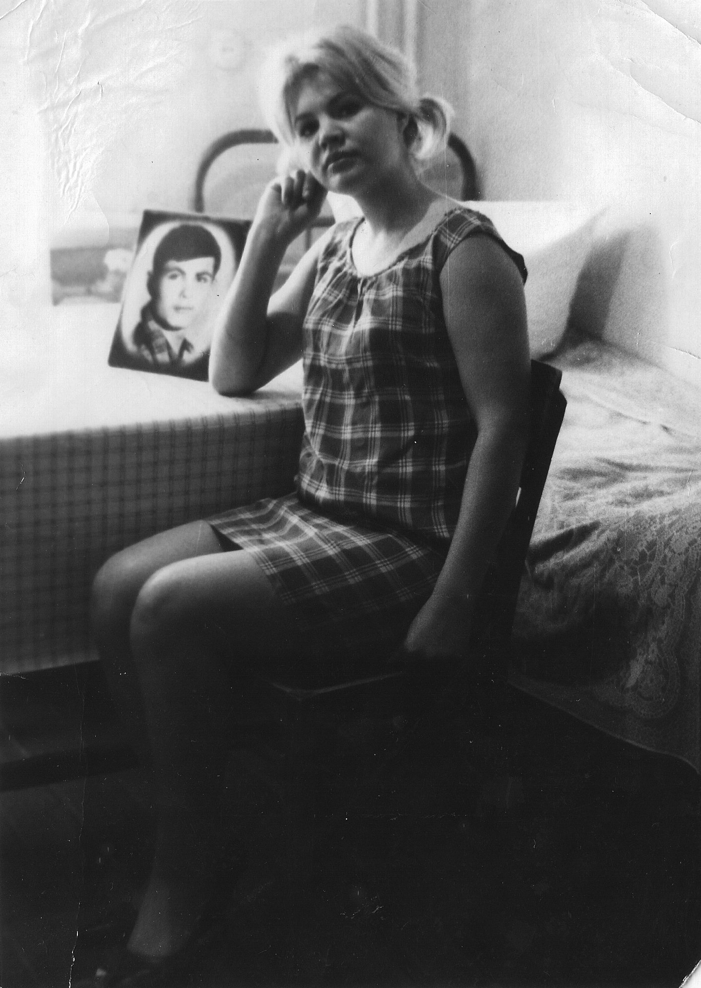 на столе фото брата Саши